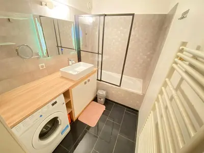 Salle de bains dans l'établissement 2 Bedroom Calm La Défense