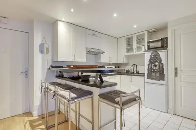 Cuisine ou kitchenette dans l'établissement Le Feutrier - Appartement au pied de Montmartre