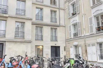 Vélo sur le terrain de l'établissement Le Feutrier - Appartement au pied de Montmartre ou dans les environs