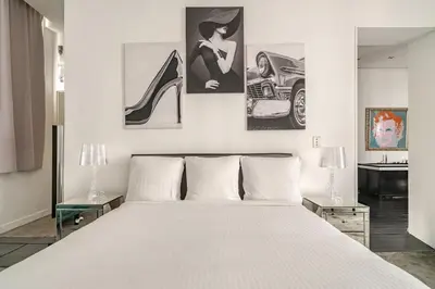 Un ou plusieurs lits dans un hébergement de l'établissement Champs-Élysées Luxe Palace
