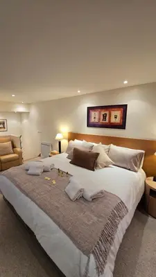 Un ou plusieurs lits dans un hébergement de l'établissement Chic Parisian Retreat Near Louvre, Cafés & Couture