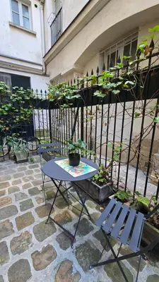 Balcon ou terrasse dans l'établissement Chic Parisian Retreat Near Louvre, Cafés & Couture