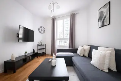 Télévision ou salle de divertissement dans l'établissement Splendide 3 pièces à Issy-les-Moulineaux