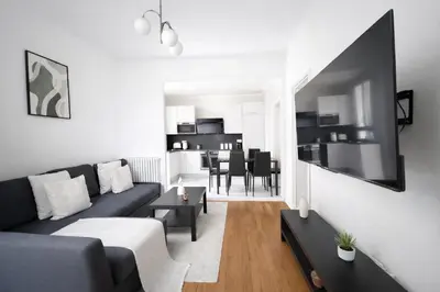 Télévision ou salle de divertissement dans l'établissement Splendide 3 pièces à Issy-les-Moulineaux