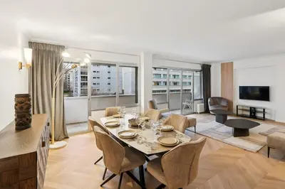 Télévision ou salle de divertissement dans l'établissement Eiffel Tower View - 3B - High-End Apartment