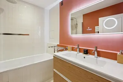 Salle de bains dans l'établissement Eiffel Tower View - 3B - High-End Apartment