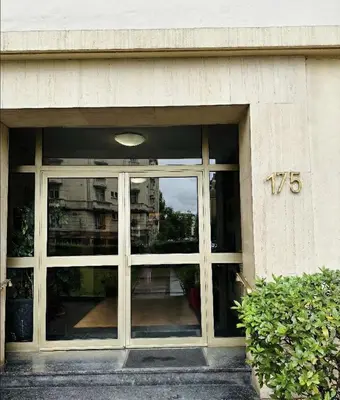 Façade ou entrée de l'établissement Studio Tour Eiffel Lecourbe Paris