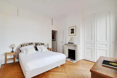 Un ou plusieurs lits dans un hébergement de l'établissement Luxury Apartment 4BR-8P-Eiffel Tower