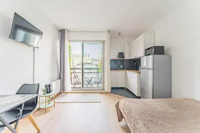 Cuisine ou kitchenette dans l'établissement Charming Studio 2P - Courbevoie