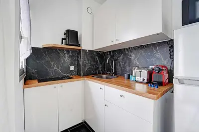 Cuisine ou kitchenette dans l'établissement Charming Studio 2P - Courbevoie