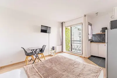 Télévision ou salle de divertissement dans l'établissement Charming Studio 2P - Courbevoie