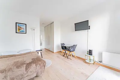 Télévision ou salle de divertissement dans l'établissement Charming Studio 2P - Courbevoie