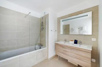 Salle de bains dans l'établissement 3bdr-4P family flat on the outskirts of Paris