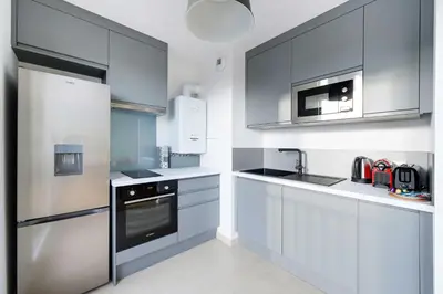 Cuisine ou kitchenette dans l'établissement 3bdr-4P family flat on the outskirts of Paris
