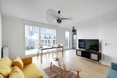 Télévision ou salle de divertissement dans l'établissement 3bdr-4P family flat on the outskirts of Paris