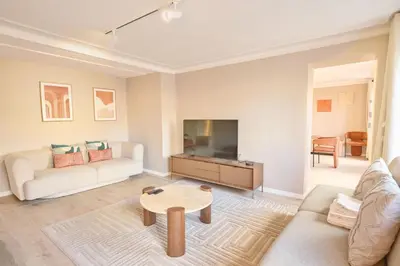 Télévision ou salle de divertissement dans l'établissement Modern with terrace & 4 spacious bedrooms