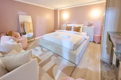 Un ou plusieurs lits dans un hébergement de l'établissement Modern with terrace & 4 spacious bedrooms
