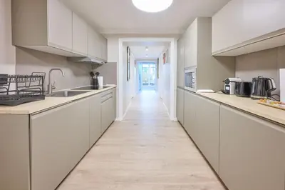 Cuisine ou kitchenette dans l'établissement Modern with terrace & 4 spacious bedrooms