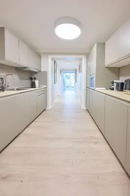 Cuisine ou kitchenette dans l'établissement Modern with terrace & 4 spacious bedrooms