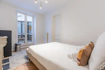 Un ou plusieurs lits dans un hébergement de l'établissement Beautiful 3 bedroom with balcony in Le Marais & Bastille on foot