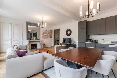 Cuisine ou kitchenette dans l'établissement Beautiful 3 bedroom with balcony in Le Marais & Bastille on foot