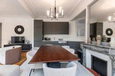 Cuisine ou kitchenette dans l'établissement Beautiful 3 bedroom with balcony in Le Marais & Bastille on foot