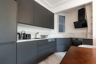 Cuisine ou kitchenette dans l'établissement Beautiful 3 bedroom with balcony in Le Marais & Bastille on foot