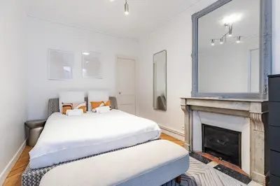Un ou plusieurs lits dans un hébergement de l'établissement Beautiful 3 bedroom with balcony in Le Marais & Bastille on foot