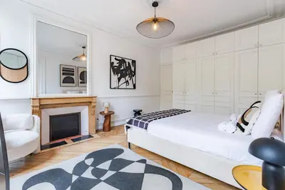 Un ou plusieurs lits dans un hébergement de l'établissement Beautiful 3 bedroom with balcony in Le Marais & Bastille on foot