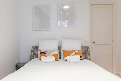 Un ou plusieurs lits dans un hébergement de l'établissement Beautiful 3 bedroom with balcony in Le Marais & Bastille on foot