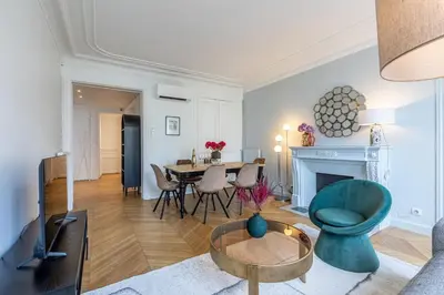 Coin salon dans l'établissement A4#Premium#Arc de Triomphe#ChampsElysées#3Bedrooms#AC