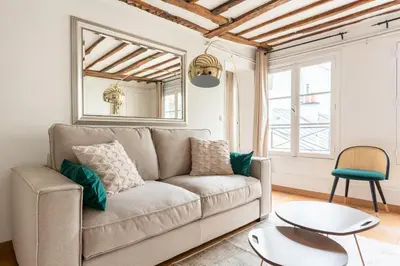 Coin salon dans l'établissement Charming air-conditioned apartment - Saint Germain