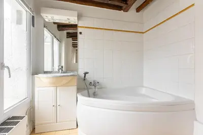 Salle de bains dans l'établissement Charming air-conditioned apartment - Saint Germain