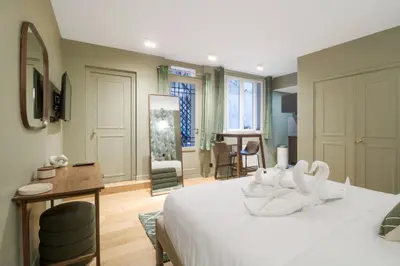 Un ou plusieurs lits dans un hébergement de l'établissement Modern studio in the heart of Paris near Eiffel Tower