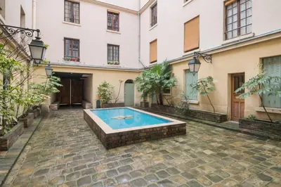 Piscine de l'établissement Modern studio in the heart of Paris near Eiffel Tower ou située à proximité
