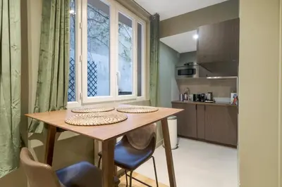 Cuisine ou kitchenette dans l'établissement Modern studio in the heart of Paris near Eiffel Tower