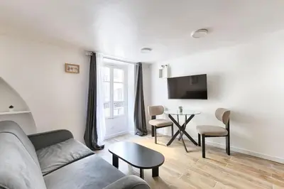 Télévision ou salle de divertissement dans l'établissement Studio de charme au cœur du Sentier II