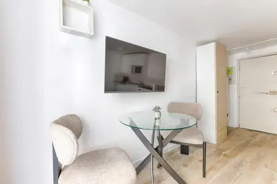 Télévision ou salle de divertissement dans l'établissement Studio de charme au cœur du Sentier II