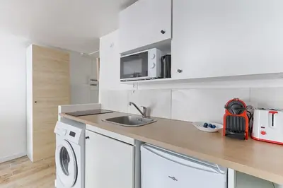 Cuisine ou kitchenette dans l'établissement Studio de charme au cœur du Sentier II