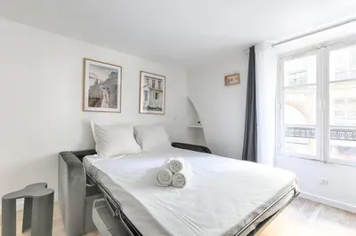 Un ou plusieurs lits dans un hébergement de l'établissement Studio de charme au cœur du Sentier II