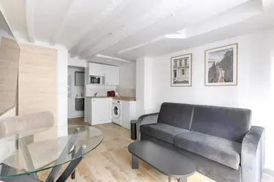 Cuisine ou kitchenette dans l'établissement Studio de charme au coeur du Sentier I