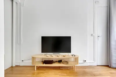 Télévision ou salle de divertissement dans l'établissement New apartment near Montparnasse in Paris 15