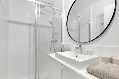 Salle de bains dans l'établissement New apartment near Montparnasse in Paris 15