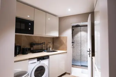 Cuisine ou kitchenette dans l'établissement Cozy and air-conditioned in the heart of Paris