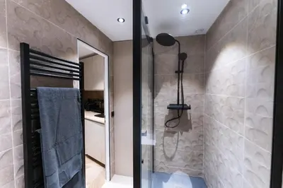 Salle de bains dans l'établissement Cozy and air-conditioned in the heart of Paris