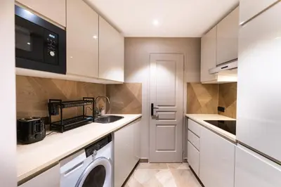 Cuisine ou kitchenette dans l'établissement Cozy and air-conditioned in the heart of Paris