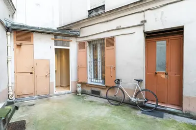 Vélo sur le terrain de l'établissement Cozy and air-conditioned in the heart of Paris ou dans les environs