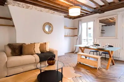 Coin salon dans l'établissement Typical Flat 4 Guests Best Neighborhood