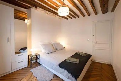 Un ou plusieurs lits dans un hébergement de l'établissement Typical Flat 4 Guests Best Neighborhood