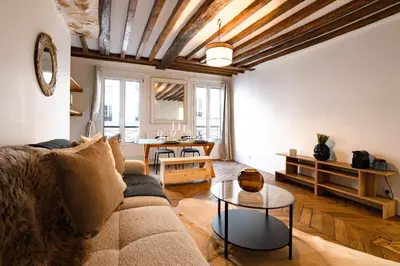 Coin salon dans l'établissement Typical Flat 4 Guests Best Neighborhood